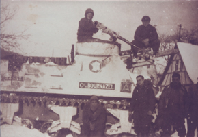 A la mitrailleuse, Lazare-Laurent Goldberg, (2e D.B.), campagne d’Alsace, 1944. Coll. Mémorial de la Shoah  / CDJC 